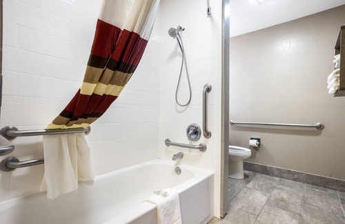 Fleming Hotel | Red Roof Inn PLUS+ & Suites Savannah - I-95