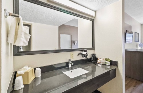 Fayetteville Hotel | Red Roof Inn & Suites Fayetteville - Fort Bragg