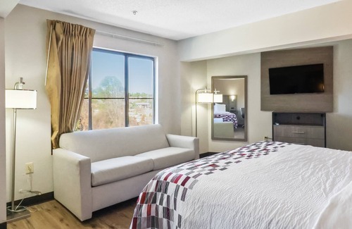 Fayetteville Hotel | Red Roof Inn & Suites Fayetteville - Fort Bragg