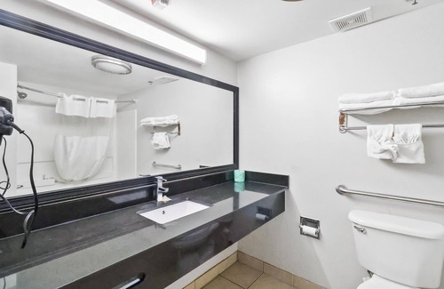 Fayetteville Hotel | Red Roof Inn & Suites Fayetteville - Fort Bragg