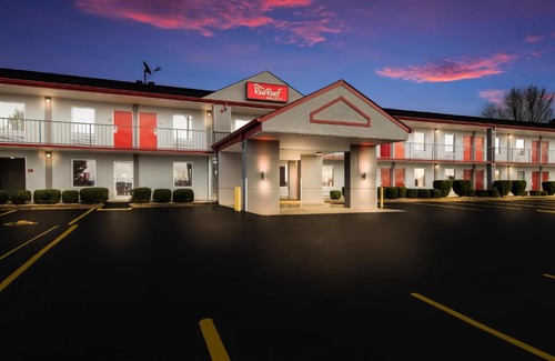 Jackson Hotel | Red Roof Inn & Suites Jackson, TN