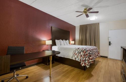 Statesboro Hotel | Red Roof Inn & Suites Statesboro - University