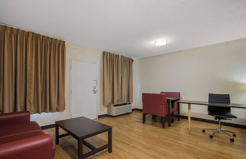 Statesboro Hotel | Red Roof Inn & Suites Statesboro - University