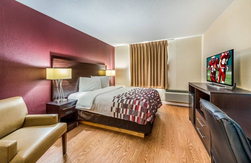 Wapakoneta Hotel | Red Roof Inn & Suites Wapakoneta