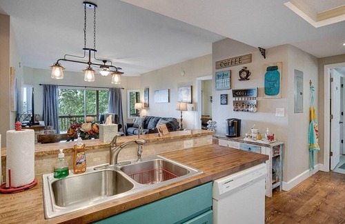 Franklin House | Red Rooster Retreat,Hot Tub+game area+firepit & LRG deck w/amazing Mountain View