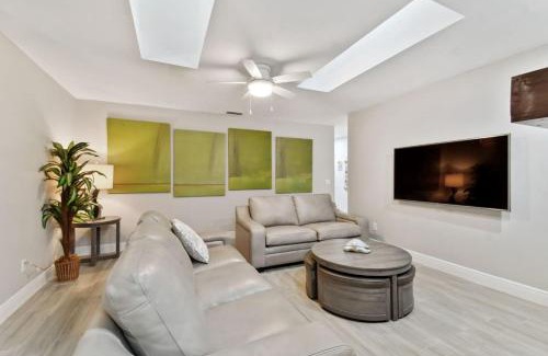 Temple Terrace House | Red Royalty Pool, King Bed, Yard