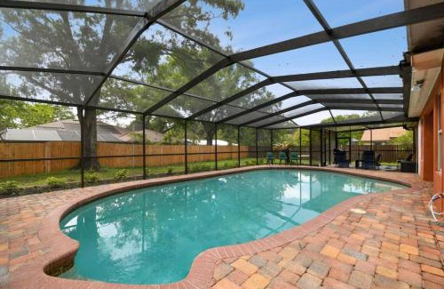 Temple Terrace House | Red Royalty Pool, King Bed, Yard