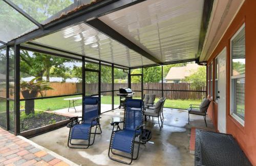 Temple Terrace House | Red Royalty Pool, King Bed, Yard