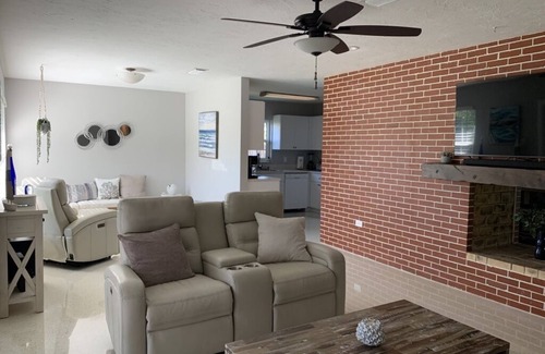 West Bradenton House | Red Sunset Casita, Mins to Anna Maria Island!Lots of space a boaters Paradise!