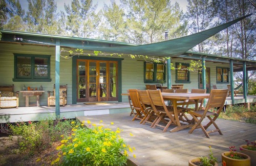 Broke House | Red Tractor Retreat - Country-style 3 bdrm cottage plus 2 studio rooms with pool and breakfast basket