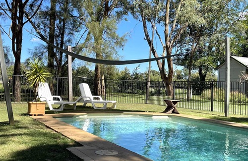 Broke House | Red Tractor Retreat - Country-style 3 bdrm cottage plus 2 studio rooms with pool and breakfast basket