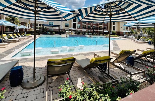 Missouri City Apartment | Red Velvet ~ Glamorous 1 BD / 1 BA Apt | Perfect for Relaxation