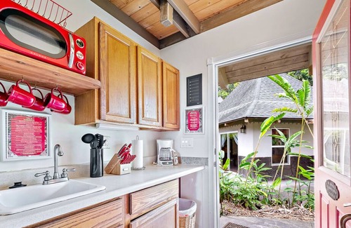 Holualoa Cottage | RED Writer’s Cottage TA-038-749-9520-01