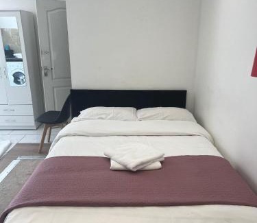Clayhall Apartment | Redbridge Studio Retreat