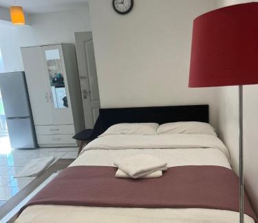 Clayhall Apartment | Redbridge Studio Retreat