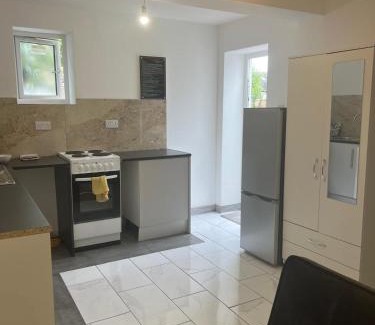Clayhall Apartment | Redbridge Studio Retreat
