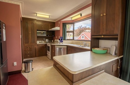 Te Anau Cottage | Redcliff House - Te Anau Holiday Home