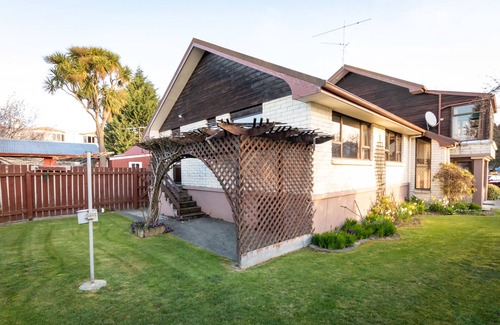 Te Anau Cottage | Redcliff House - Te Anau Holiday Home