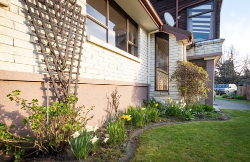 Te Anau Cottage | Redcliff House - Te Anau Holiday Home