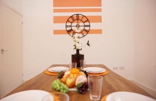 Swindon Apartment | Redcliffe House By N And N Stays Ltd - Charming Home close to Designer Outlet, Perfect for Contractors & Workers with convenient on street parking