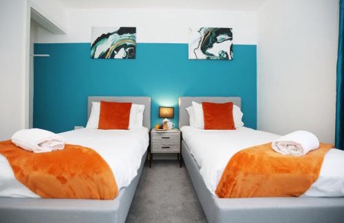 Swindon Apartment | Redcliffe House By N And N Stays Ltd - Charming Home close to Designer Outlet, Perfect for Contractors & Workers with convenient on street parking