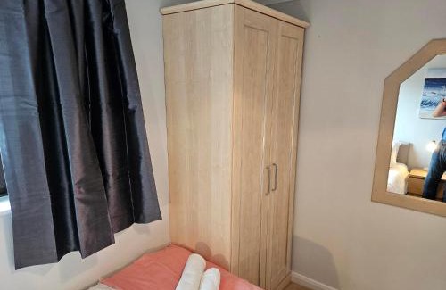 Stamford House | Redcot Gardens Stamford 4 bed contractor familt home with Parking