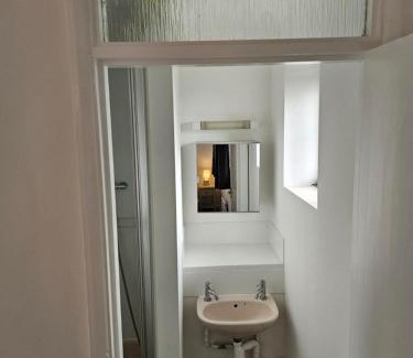 Stamford House | Redcot Gardens Stamford 4 bed contractor familt home with Parking