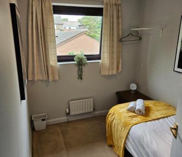 Stamford House | Redcot Gardens Stamford 4 bed contractor familt home with Parking