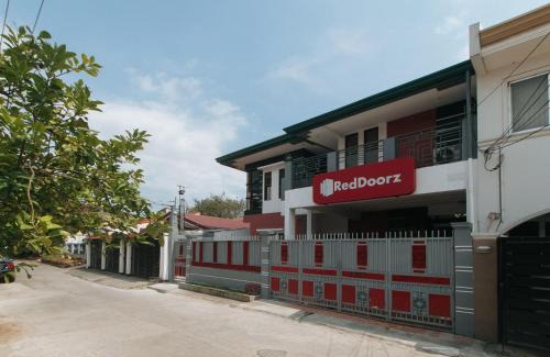 Moonwalk Hotel | RedDoorz @ Alquiza Residences Paranaque