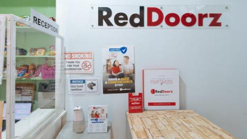 Pinagsama Hotel | RedDoorz at DBuilders Rooms Ph2 Taguig