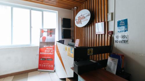 Santa Cruz Hotel | RedDoorz @ Jardin LRT Tayuman Manila