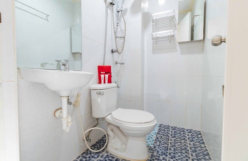 Taguig Hotel | RedDoorz near Arca South Taguig