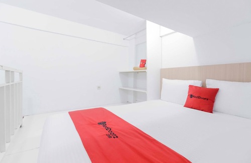 Kebon Jeruk Hotel | RedDoorz near Hayam Wuruk