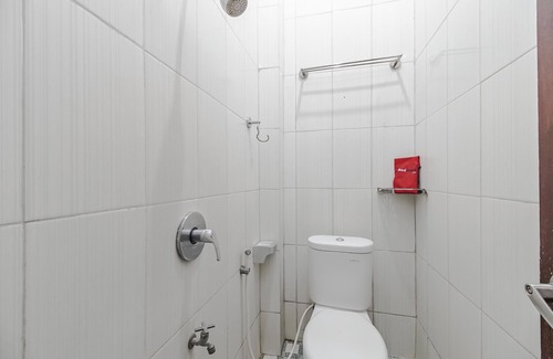 Makassar Hotel | RedDoorz near Mall Panakkukang 3