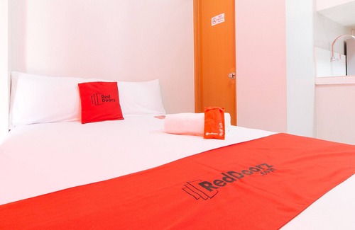 Paranaque Hotel | RedDoorz near NAIA Terminal 1