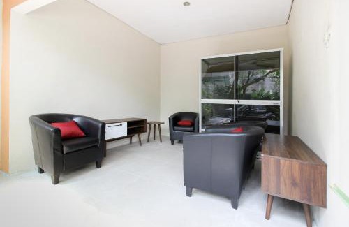 Solo City Centre House | RedDoorz near Solo Balapan Station 2