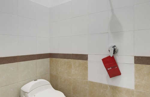 Denpasar Barat Hotel | RedDoorz near Stadion Kompyang Sujana Bali