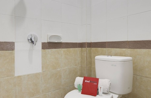Denpasar Barat Hotel | RedDoorz near Stadion Kompyang Sujana Bali