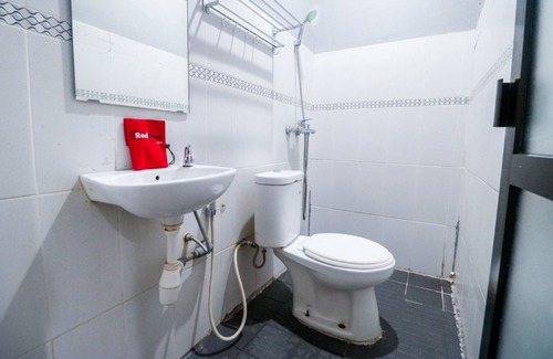 Balikpapan Hotel | RedDoorz near Terminal Batu Ampar