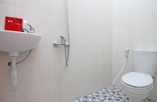 Banjarsari Hotel | RedDoorz near Terminal Tirtonadi