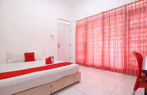 Banjarsari Hotel | RedDoorz near Terminal Tirtonadi