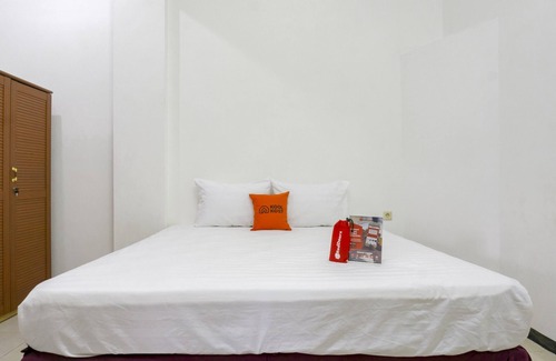 Surabaya Hotel | RedDoorz near Widya Mandala University