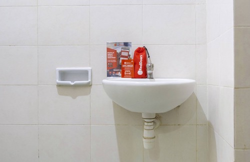 Surabaya Hotel | RedDoorz near Widya Mandala University