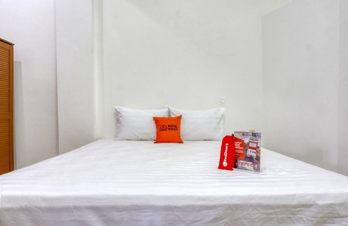 Surabaya Hotel | RedDoorz near Widya Mandala University