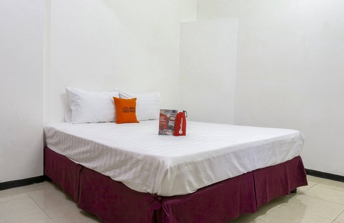 Surabaya Hotel | RedDoorz near Widya Mandala University