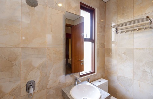 Ciputat Hotel | RedDoorz Plus @ CBD Bintaro