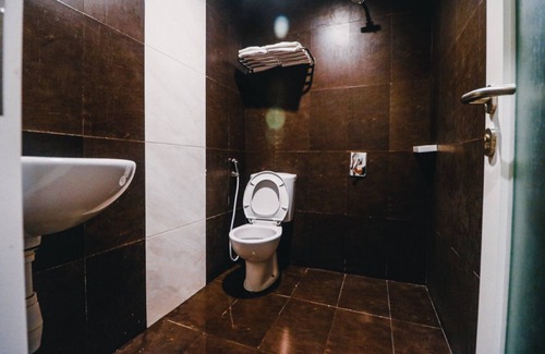 Makassar Hotel | Reddoorz Plus near Makassar Town Square