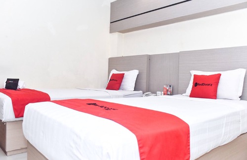 Makassar Hotel | Reddoorz Plus near Makassar Town Square