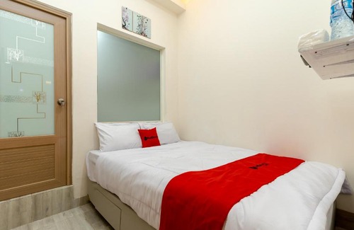 Jelambar Hotel | RedDoorz Plus Near RS Royal Taruma Grogol