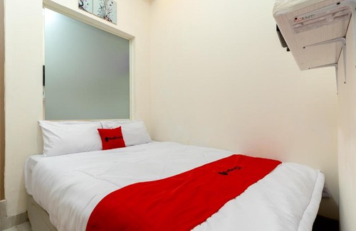 Jelambar Hotel | RedDoorz Plus Near RS Royal Taruma Grogol